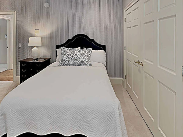 Elegant Beach retreat in Pawleys Island 5-Bedroom Steps to Beach